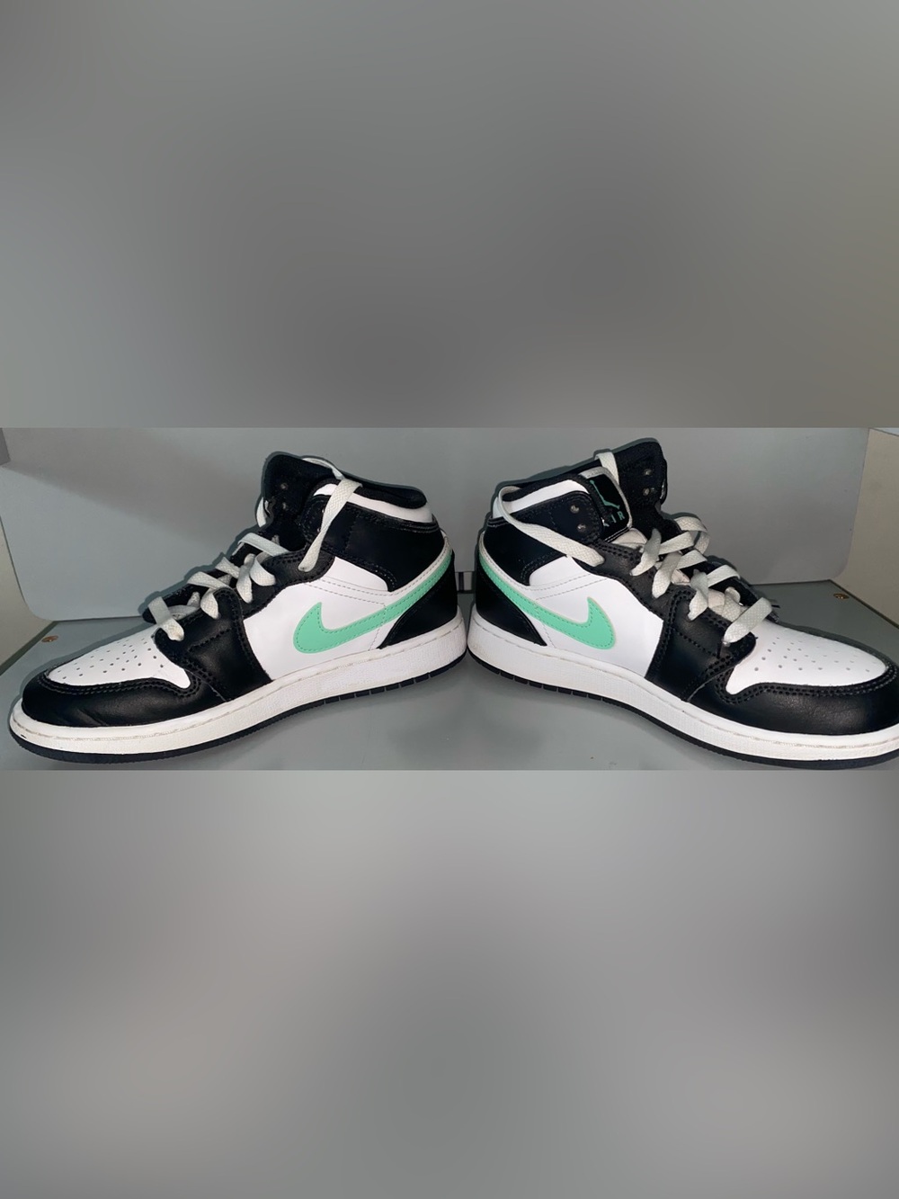 Air Jordan 1 Mid Green Glow size 4Y kids DQ8423-103 - Picture 3 of 8